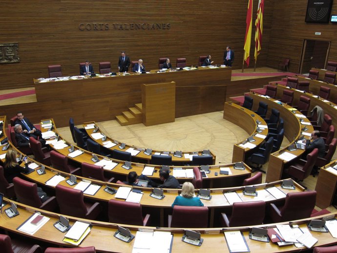 Pleno de las Corts, al inicio de la sesión vespertina.