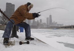 Un hombre pesca en el lago Michigan de Chicago. 