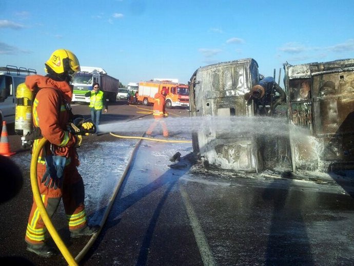 Bomberos sofocan un incendio en un camión