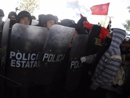 Policía intercepta a manifestantes contra la cumbre de líderes de Norteamérica.