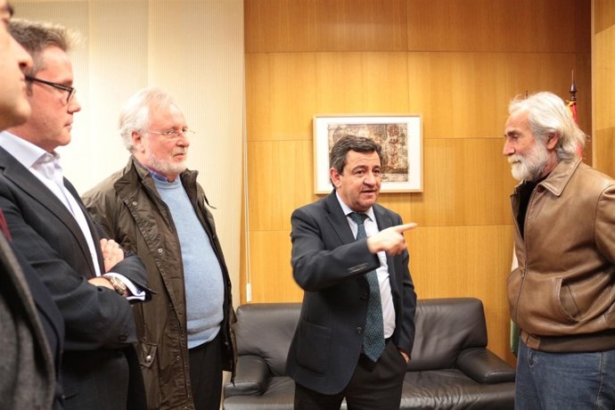 En el centro, José Loaiza (PP), alcalde de San Fernando