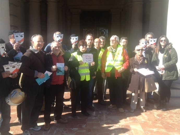 Manifestantes ante el Ayuntamiento