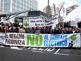 Regantes concentrados ante la Delegación del Gobierno en CyL.