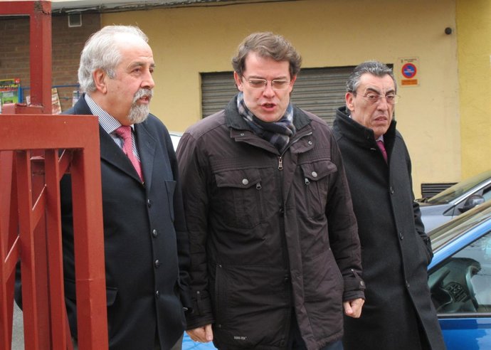 El alcalde de Salamanca (centro) antes de informar de la peatonalización