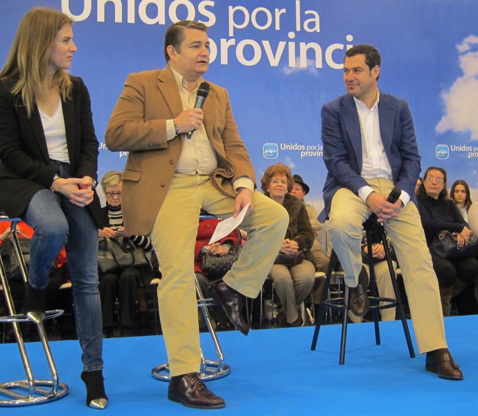 Juan Manuel Moreno (PP) durante un encuentro con mujeres en Cádiz