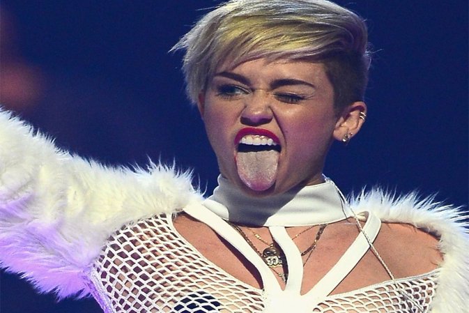 Miley hipersexualizada: los padres de sus fans le pide que se corte un poco