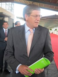 Bernal dice que no se puede suspender deuda de Sacyr "si no se aporta garantía"