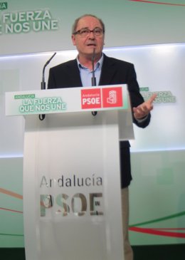 Juan Cornejo en rueda de prensa en el PSOE-A