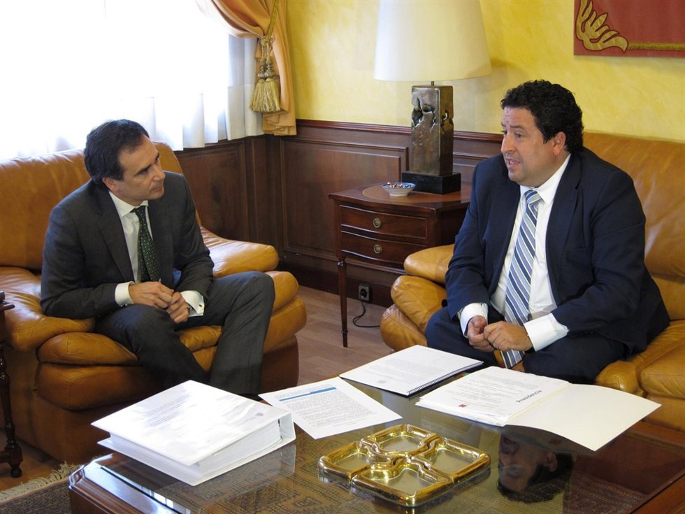 Xavier de Pedro y Javier Moliner en su reunión en la CHE en Zaragoza