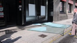 Cristal roto de una entidad bancaria en Santiago en la protesta contra la Lomce