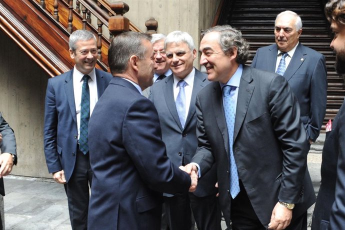 Rosell, saludando a Rivero