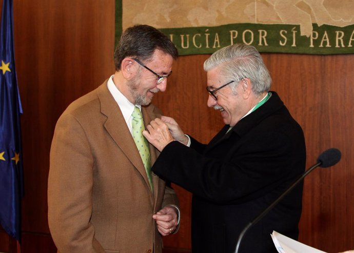 Manuel Gracia recibe el Giraldillo de Honor de la Cátedra Temas Andaluces