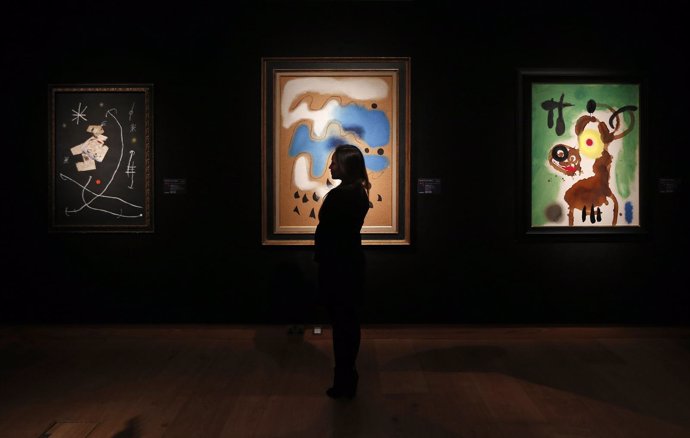 Cuadros de Miró en una galería de Christie's en Portugal