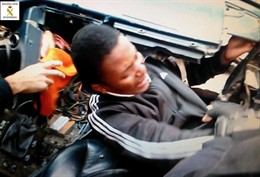 Uno de los de los inmigrantes ocultos en un doble fondo de un vehículo