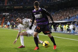 Omar protege el balón ante Di María