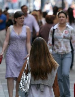 Mujer paseando por la calle en verano