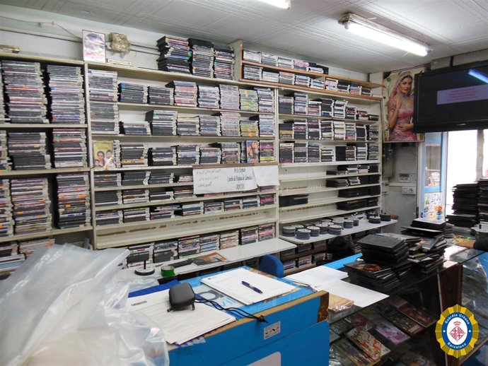 Locutorio que hacía copias fraudulentas de DVD en el Raval