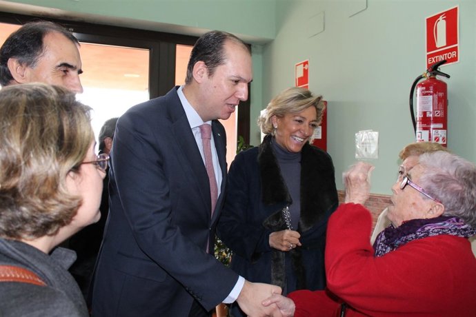 Hernández Carrón saluda una usuaria de la residencia de Losar de la Vera