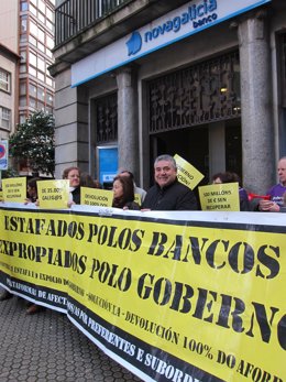 Antonio Sánchez, entre varios miembros de la plataforma de afectados