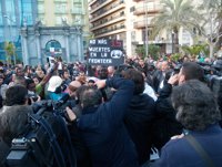 Unas 300 personas exigen en Ceuta al Gobierno que no se trate a los inmigrantes "como maletas en un aeropuerto"