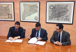 El conseller Santi Vila firmando un convenio de alquiler social con Bankia