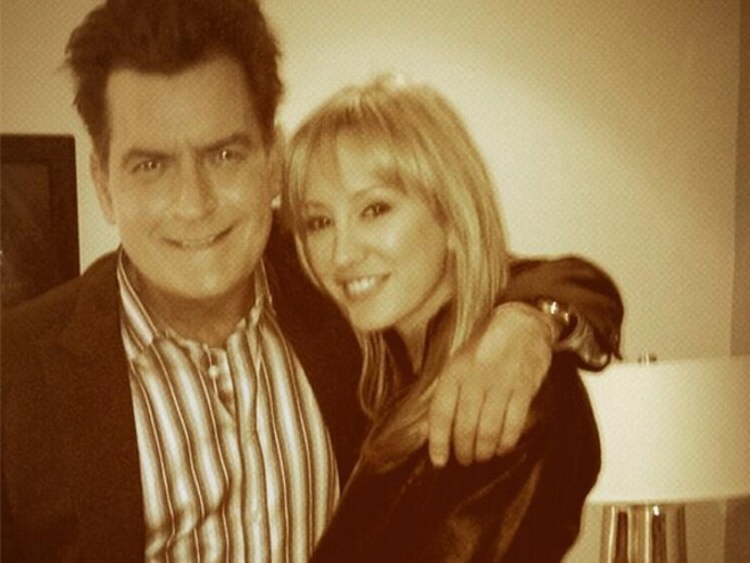 Brett Rossi, la novia de Charlie Sheen, todavía tiene marido
