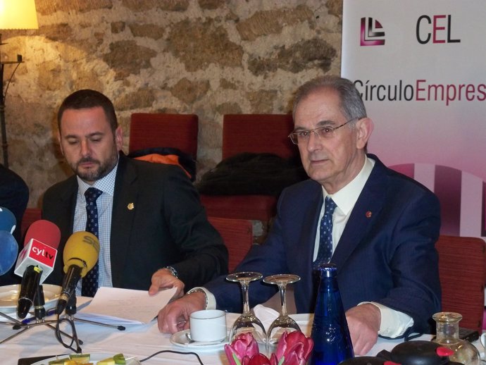 El nuevo presidente de CEL, José Ángel Crego (izda), junto al ya expresidente