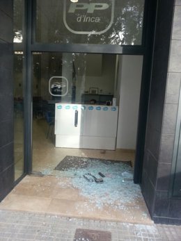 Puerta rota por acto vandálico sede PP Inca