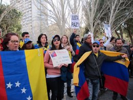 Manifestación contra el Gobierno de Maduro frente a la Embajada de Venezuela