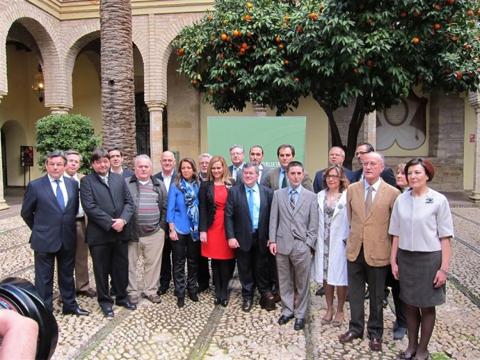 Serrano (centro), con Ambrosio, Nieto y otras autoridades, junto a los premiados