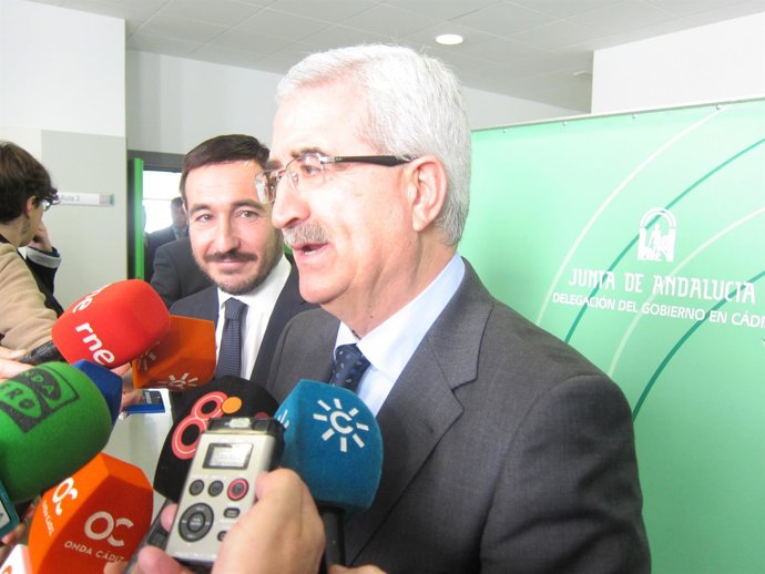 Manuel Jiménez Barrios antes de presidir el acto institucional