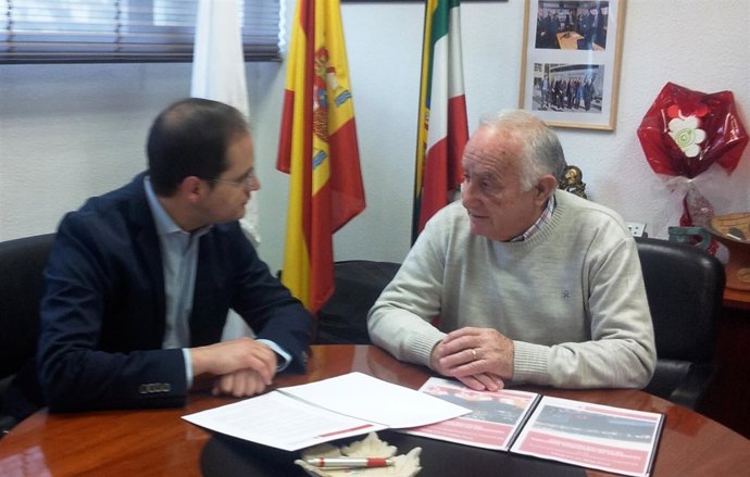 Luena con Reinares de Cruz Roja en una reunión