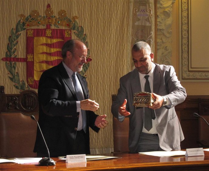 El alcalde de Valladolid recibe un obsequio del alcalde en funciones de Kenitra
