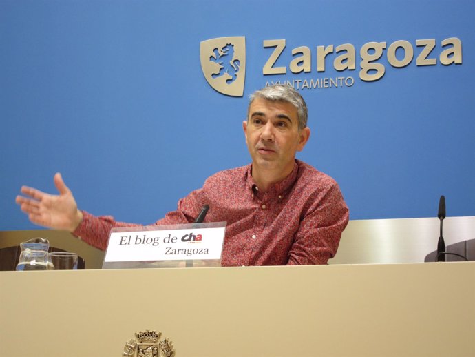 El portavoz de CHA, Juan Martín, en rueda de prensa en el Ayuntamiento