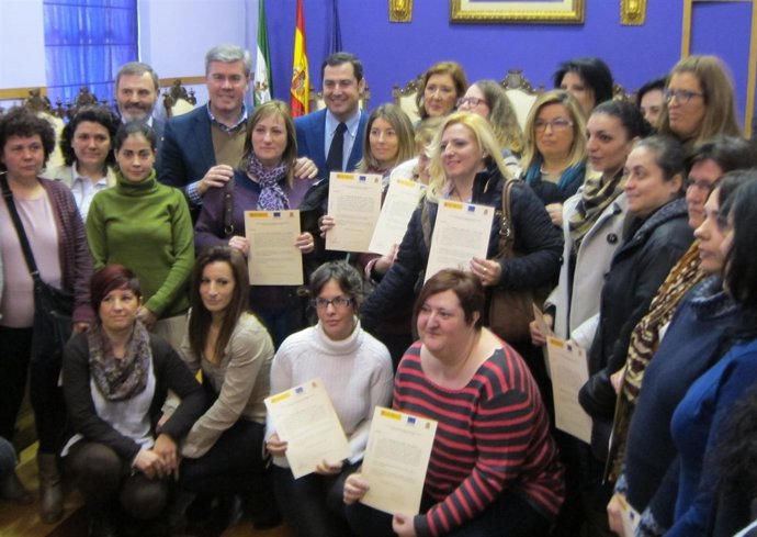 Foto de familia del acto de entrega de certificados del curso FEM V