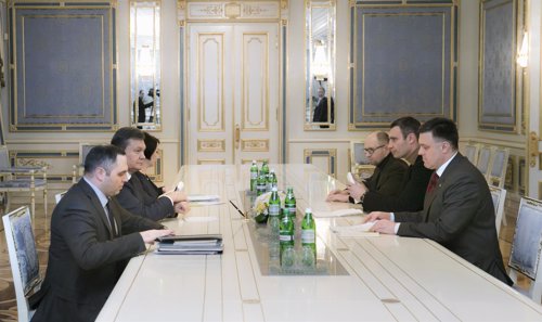 Yanukovich se reúne con líderes de la oposición