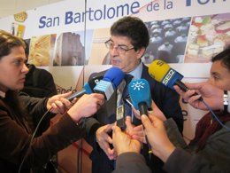 El vicepresidente de la Junta, Diego Valderas, en San Bartolomé de la Torre. 