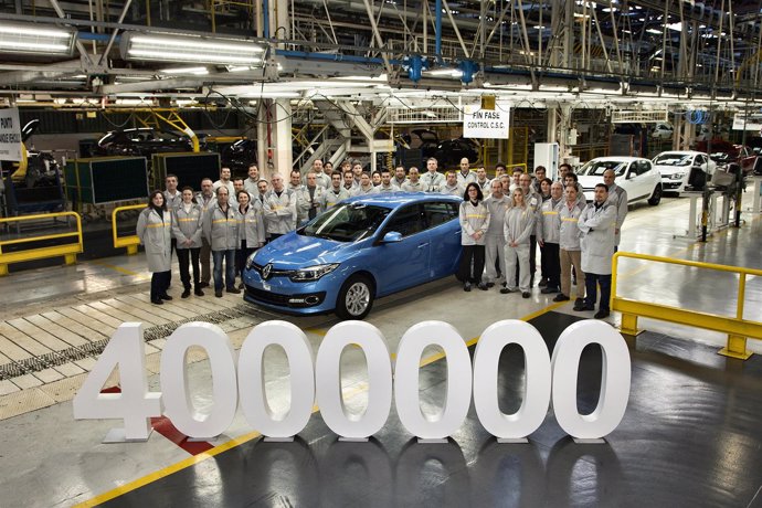 Foto de los empleados de Renault con el Megane 4 millones