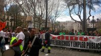 La plantilla municipal protesta en la Plaza Nueva por la reforma local y ve un "avance" en las escuelas taller
