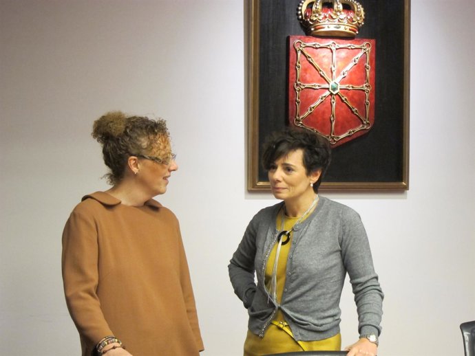 Idoia Nieves a la derecha con la letrada Ana del Pozo, en el Parlamento.