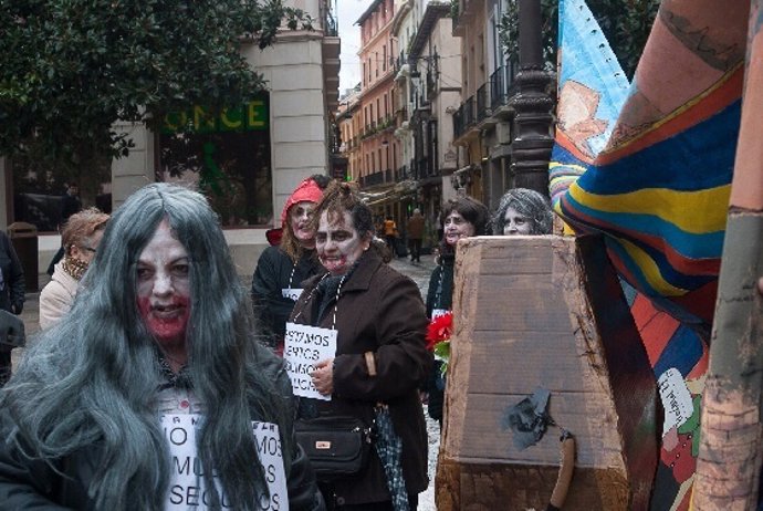 Protesta de los vecinos de Santa Adela vestidos de zombis 