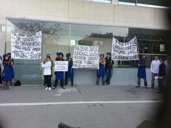 Alumnos de la escuela de hostelería de Islantilla se manifiestan ante Educación.