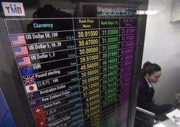 Un oficina trabaja en un centro de cambio de divisas en Hong Kong