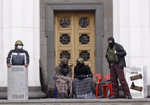 Opositores frente al Parlamento de Kiev