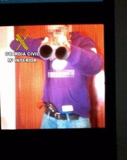 Imagen del arrestado portando armas que circulaba por las redes sociales