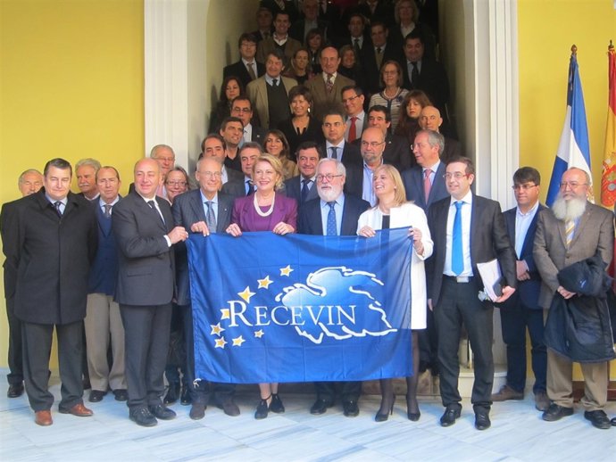 Foto tras la recepción de la Bandera de Recevin, con Arias Cañete en el cent