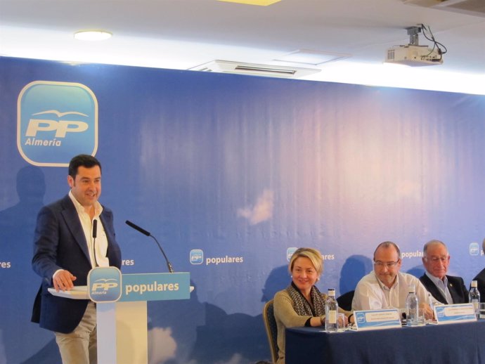 Moreno durante su intervención ante concejales y alcaldes de Almería