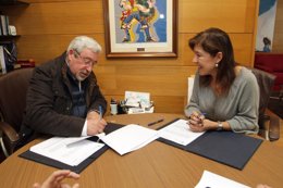 La conselleira de Traballo e Benestar, Beatriz Mato, firma el acuerdo