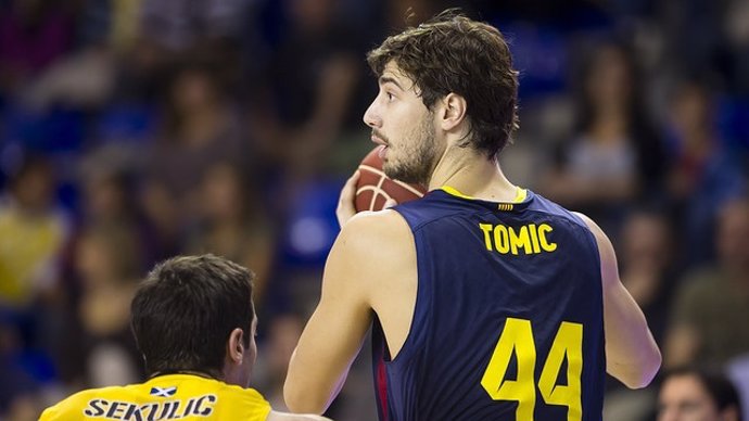 El jugador del FC Barcelona Ante Tomic defendido por Sekulic (Iberostar Tenerife