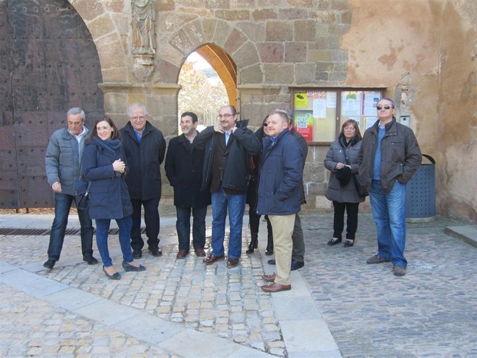 Lambán (PSOE) critica que el PP quiere "entregar" los paradores.